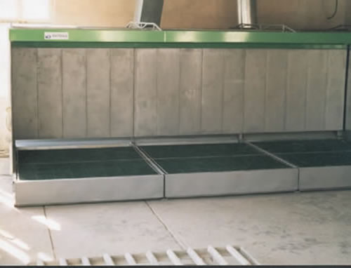 Кабини за боядисване с водна стена инсталирани в закрито помещение, близък план