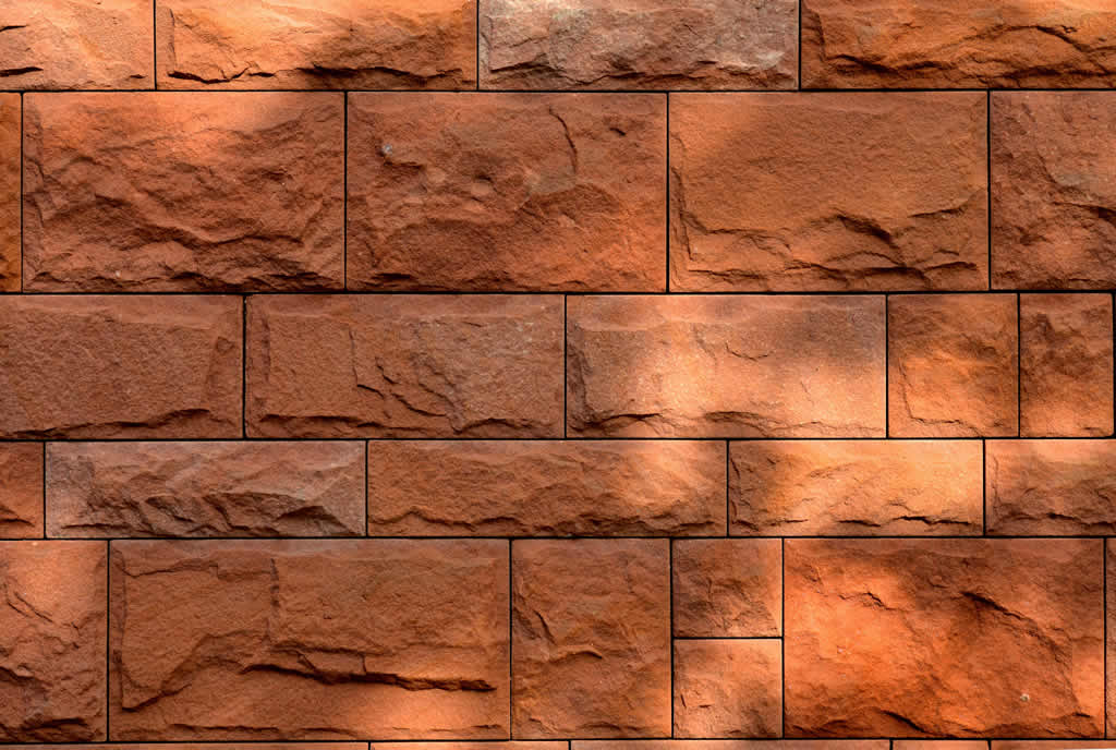 Близък план на кафяви плочки в преливащи цветове залепени на стена