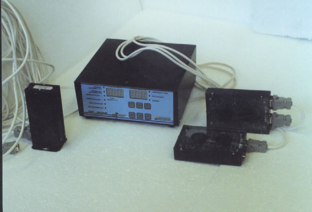 Контролер DC състоящ се от четири компонента заснет на сив фон